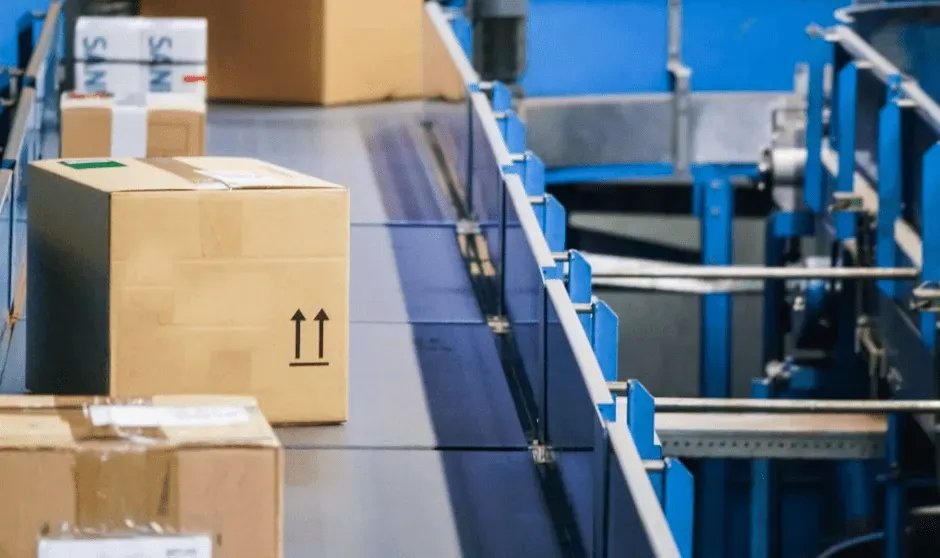 Boxes-moving conveyor