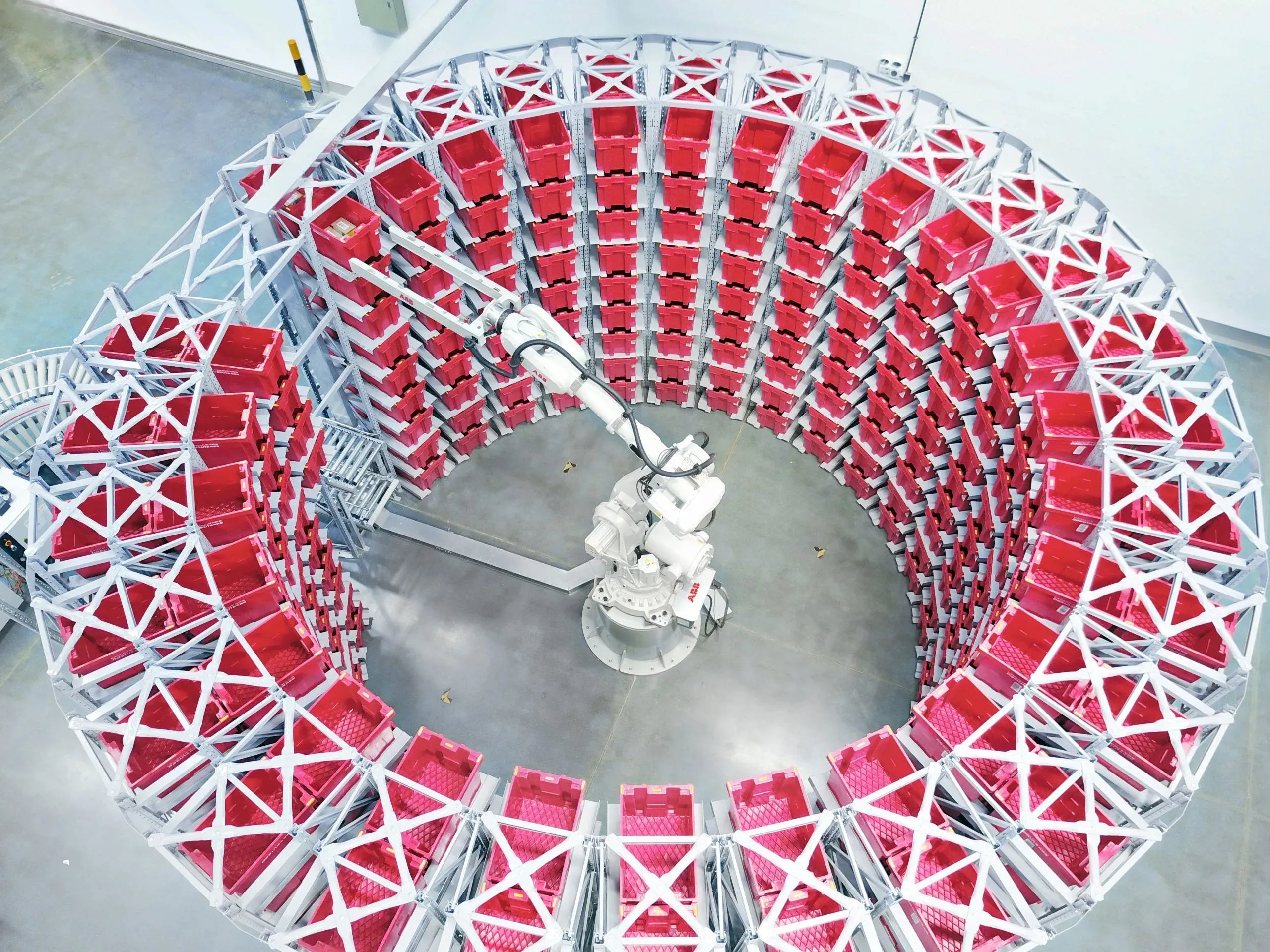 Warehouse robotics system with automated bin handling to optimize storage efficiency