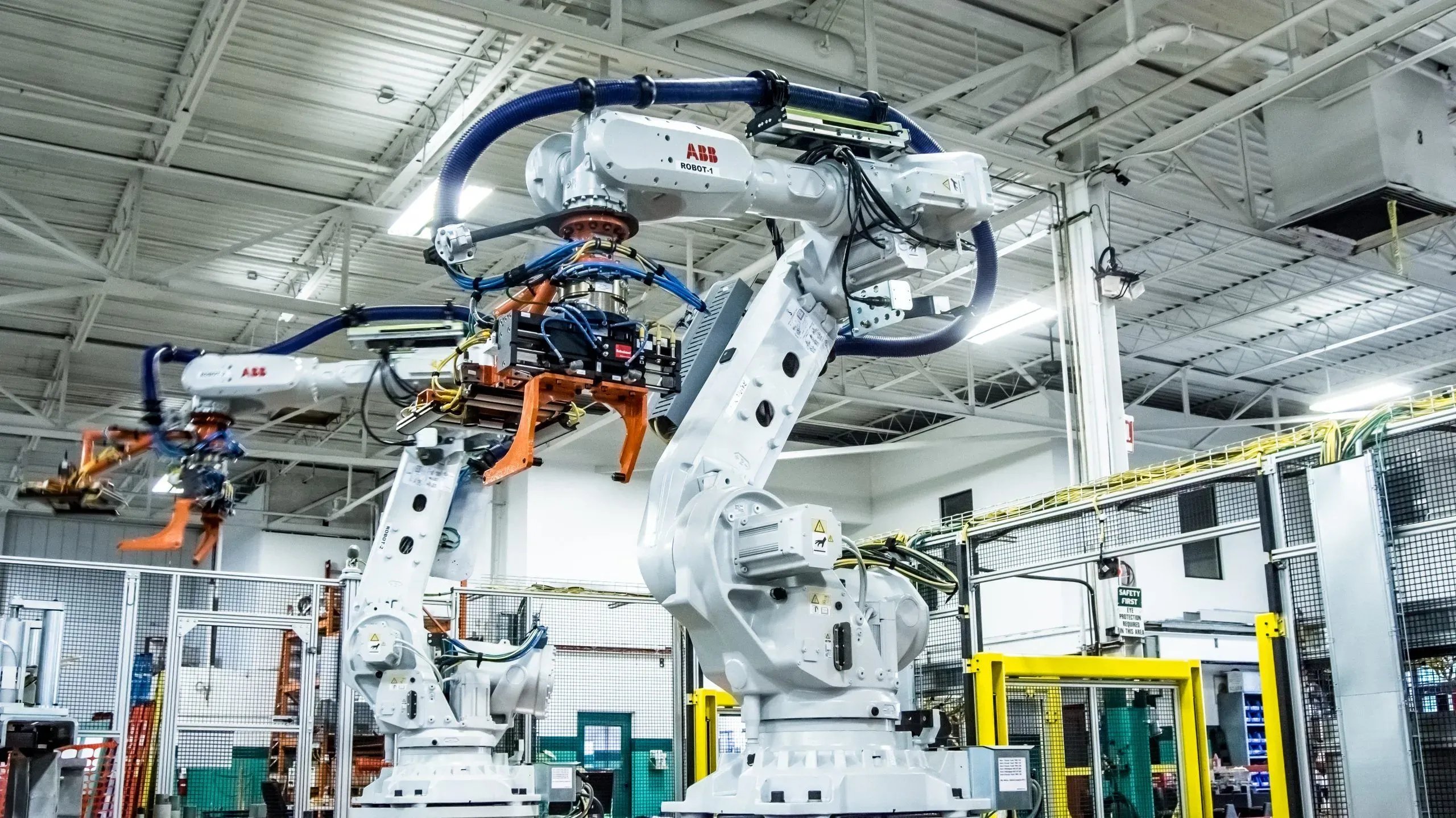 Robotic arm equipped with gripper for advanced palletising in an industrial automation setup