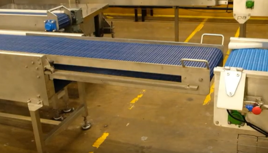 Gate conveyors in warehouse